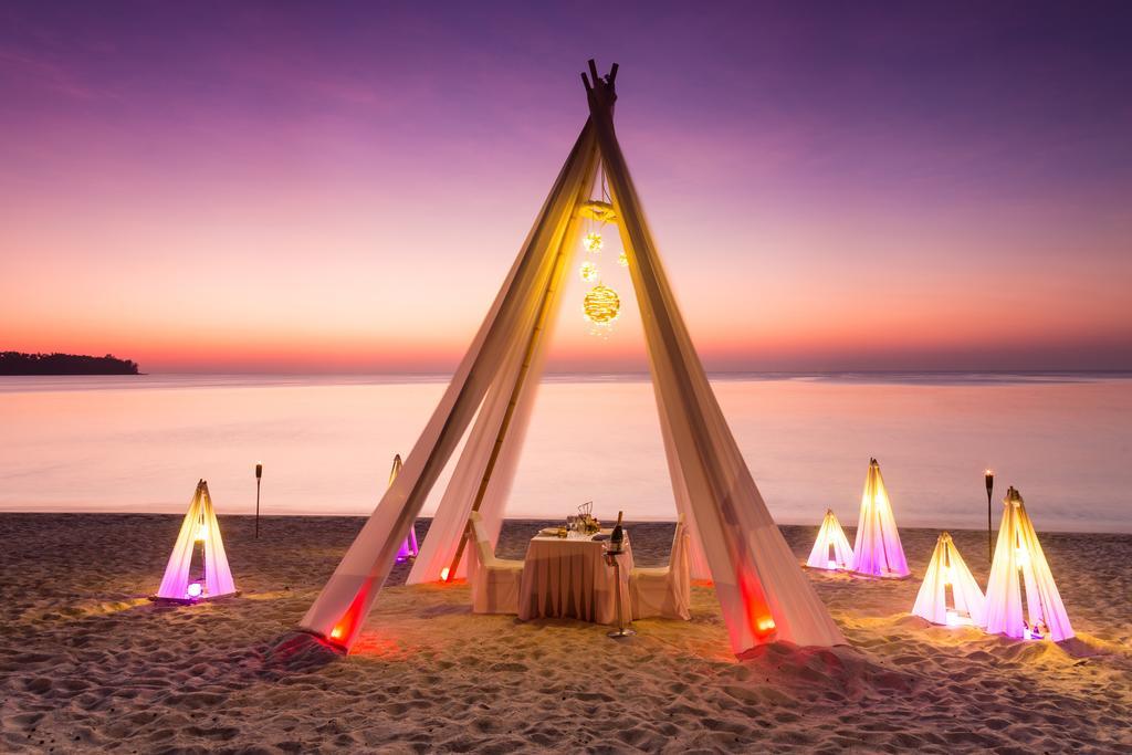 Dusit Thani Laguna Phuket Бангтао-Біч Екстер'єр фото A beach tent at sunset